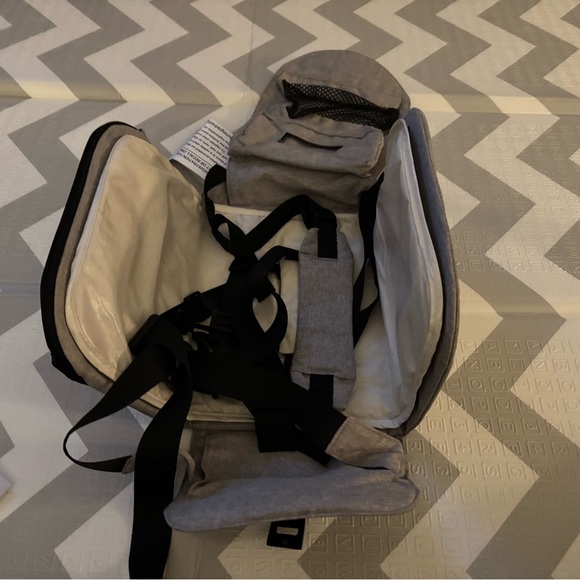 Chikiroobaby Wearable Baby Changing Station - Picture 4 of 6